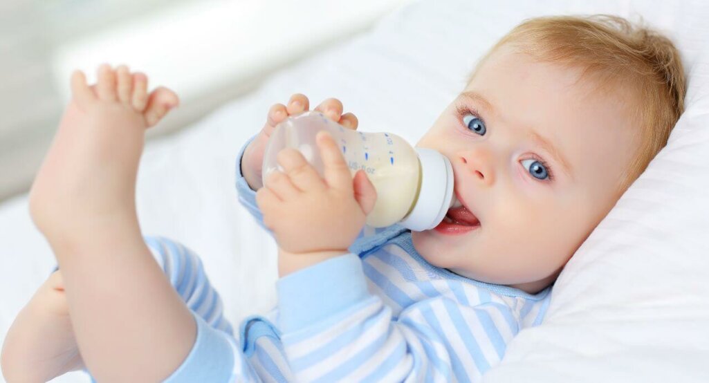 μωρό που πίνει γάλα από το μπιμπερό
