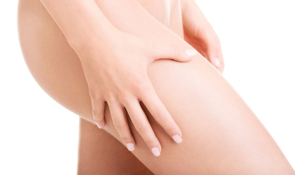 Γυναίκα εξετάζει πιθανή κατακράτηση υγρών στο σώμα της