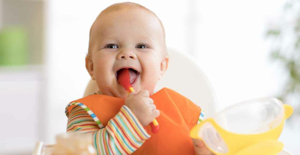 Βρεφική διατροφή: Τι πρέπει να τρώει το μωρό σας ανά ηλικία;