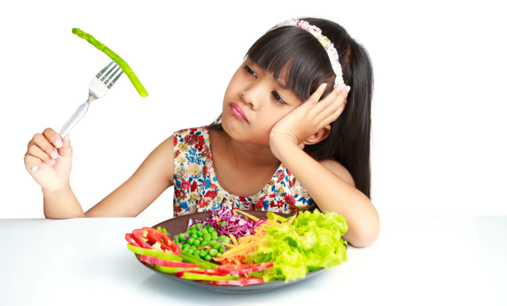 girl eats vegetables