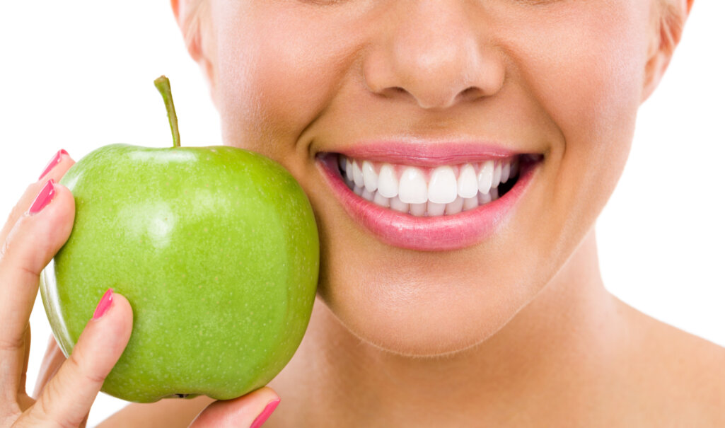 υγιή δόντια και πράσινο μήλο