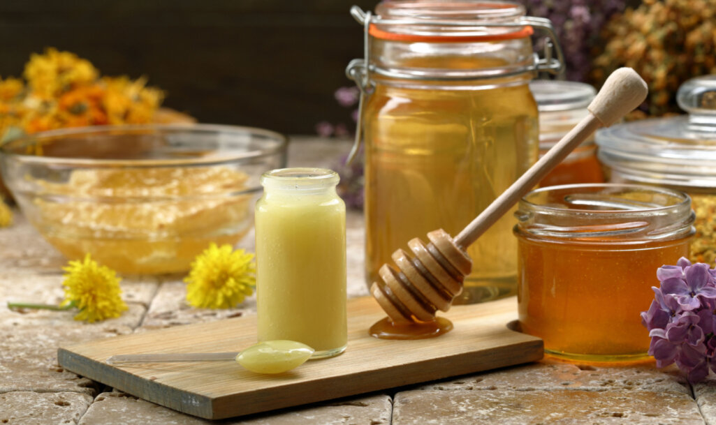 Βασιλικός πολτός και άλλα προϊόντα της μέλισσας πο βοηθούν στη φροντίδα της επιδερμίδας μας.