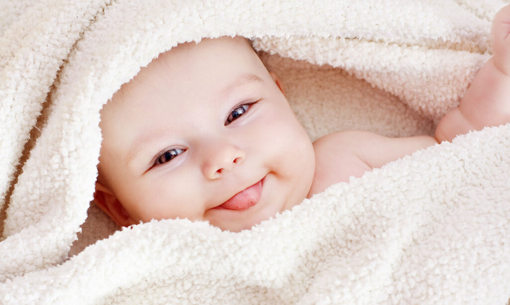 μωρό με πετσέτα μετά από περιποίηση με προϊόντα Pharmalead.