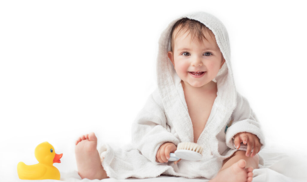 Μωρό χαμογελαστό μετά από μπάνιο με προϊόντα Frezyderm Baby