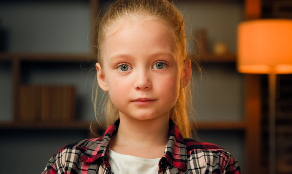 Μικρό κορίτσι κάθεται σιωπηλό στην κάμερα. Κόνσεπτ στήριξης της παγκόσμιας ημέρας κατά της παιδικής κακοποίησης