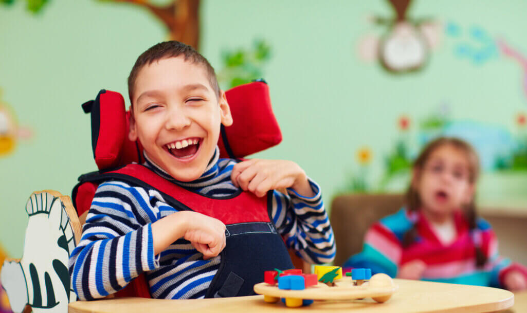 χαρούμενο αγόρι με αναπηρία στο κέντρο αποκατάστασης για παιδιά με ειδικές ανάγκες