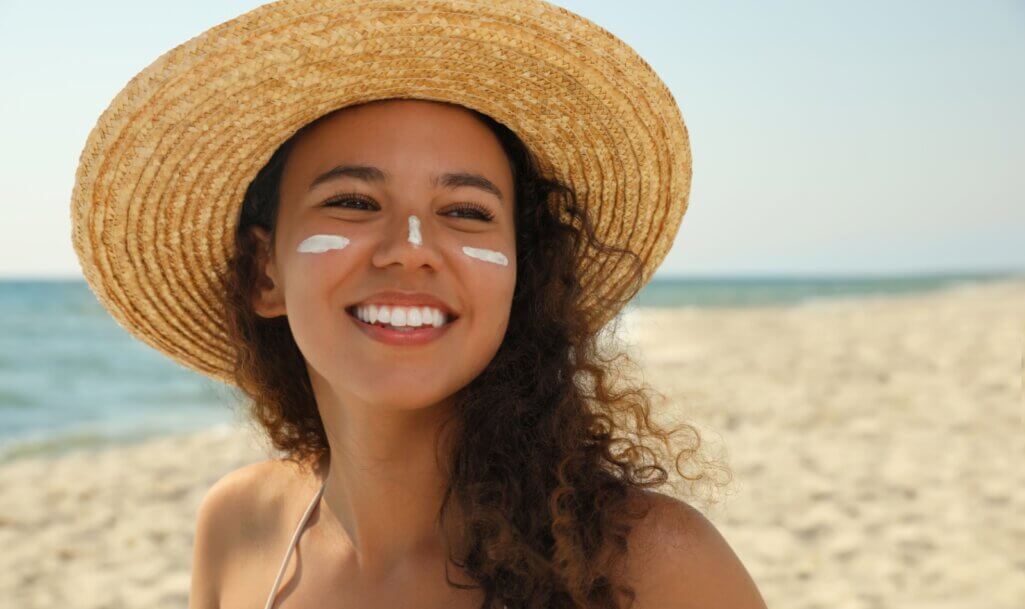 Ποια είναι η Κατάλληλη Skincare Ρουτίνα πριν την Παραλία;