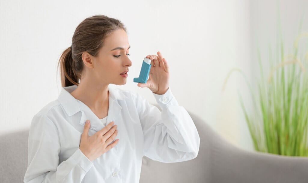 Γυναίκα με αλλεργικό άσθμα χρησιμοποιεί εισπνεόμενο σκεύασμα για άσθμα