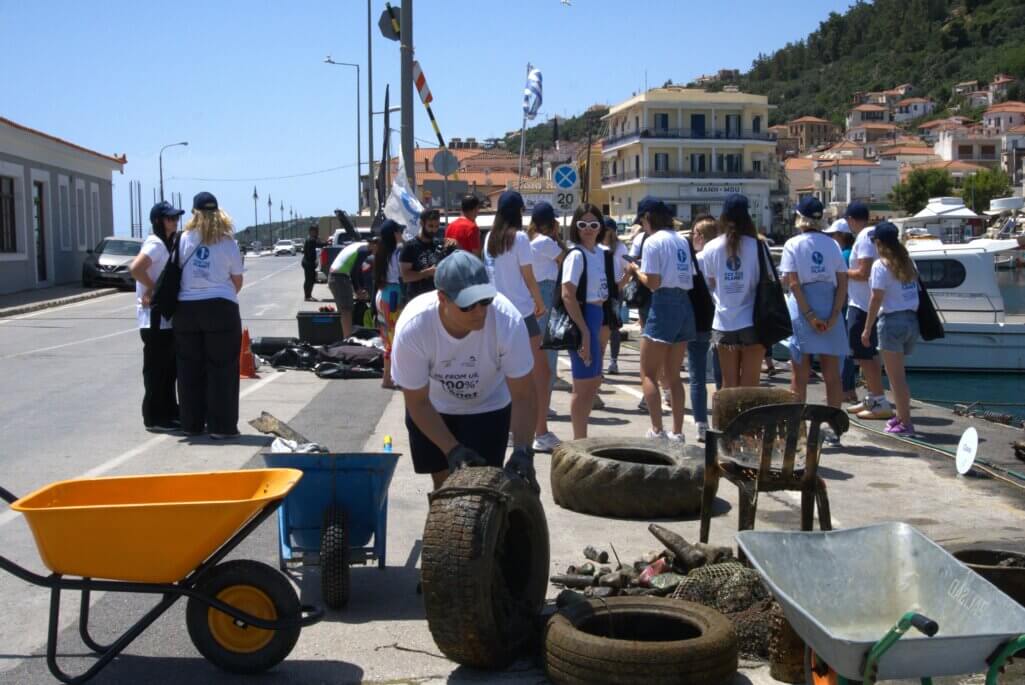 σκουπίδια, πλαστικά, γυάλινα και υφασμάτινα αντικείμενα που ανασύρθηκαν από τον βυθό του Γυθείου Λακωνίας