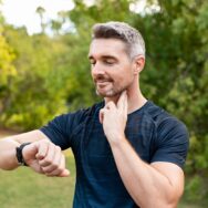 Άνδρας μετράει τους παλμούς της καρδιάς του μετά από άσκηση.