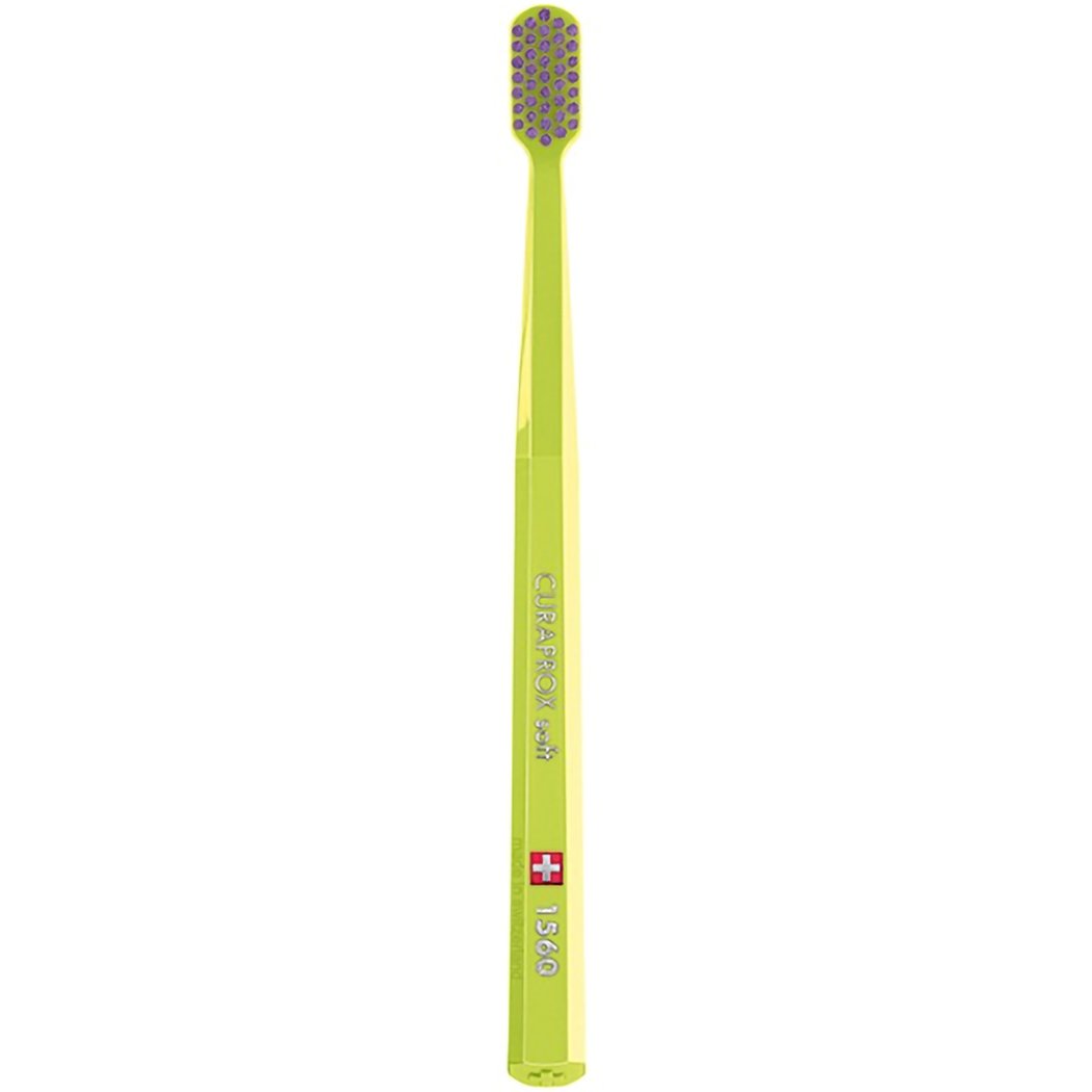 Curaprox CS 1560 Soft Toothbrush Χειροκίνητη Οδοντόβουρτσα με Μαλακές Ίνες για Βαθύ Καθαρισμό 1 Τεμάχιο – Κίτρινο / Μωβ